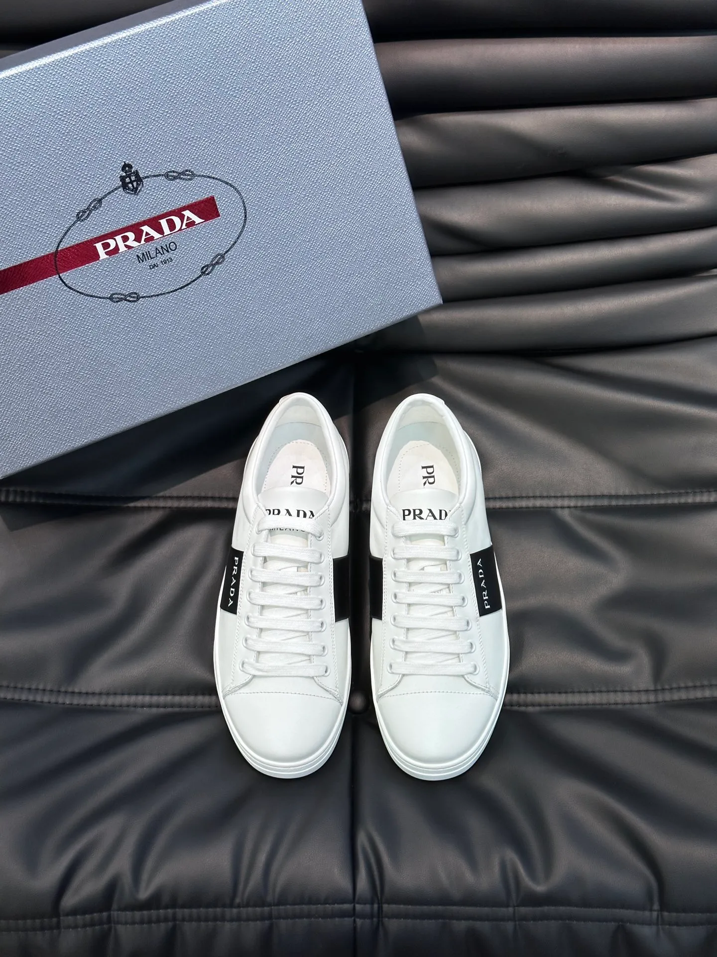 Men's shoes 💰p360 "Men's shoes 💰pRAD*" Prada's new high-end men's casual sports shoes. This leather sports shoe uses calfskin upper. The body of the shoe interprets the Prada letter brand logo from multiple angles. The brand logo is embellished on one side of the upper, all explaining the brand style. Sheepskin lining, lightweight, comfortable and durable! Size: 38-44